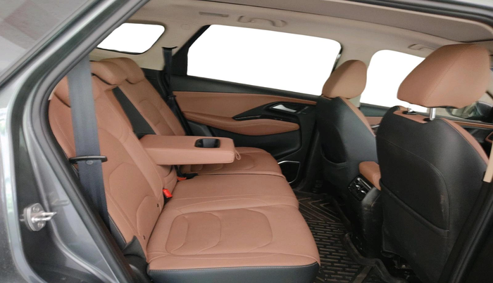 2023 MG HECTOR PLUS SHARP PRO 1.5 PETROL TURBO CVT 7 STR, Petrol, Automatic, 9,796 km, interior