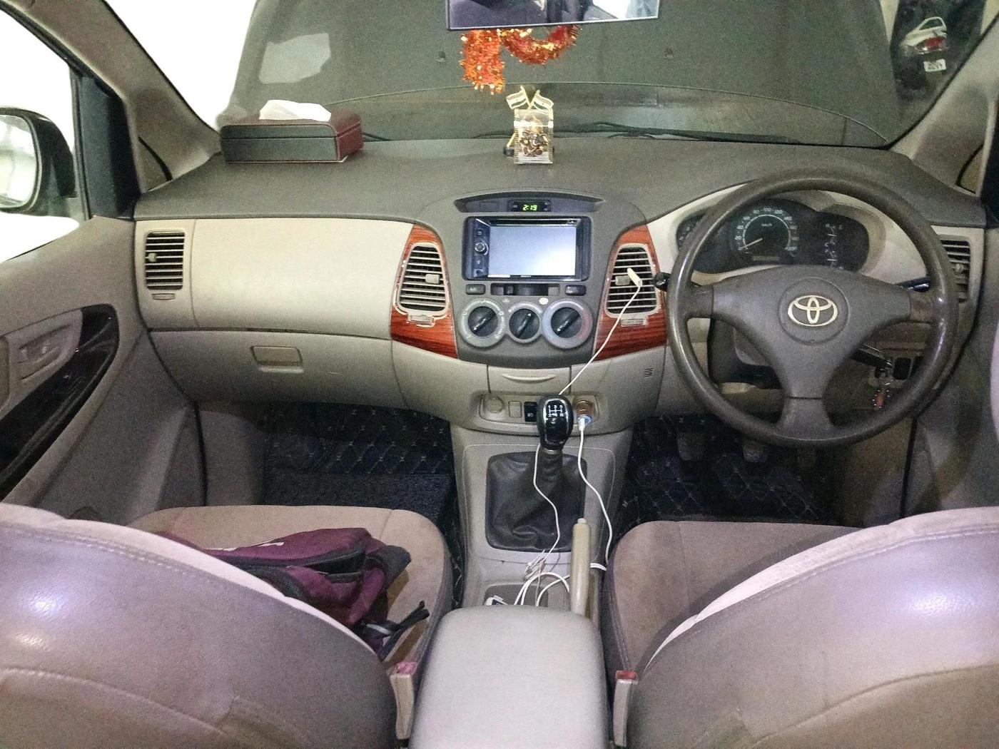2011 Toyota Innova 2.5 G4 7 STR, Diesel, Manual, 2,18,753 km, interior