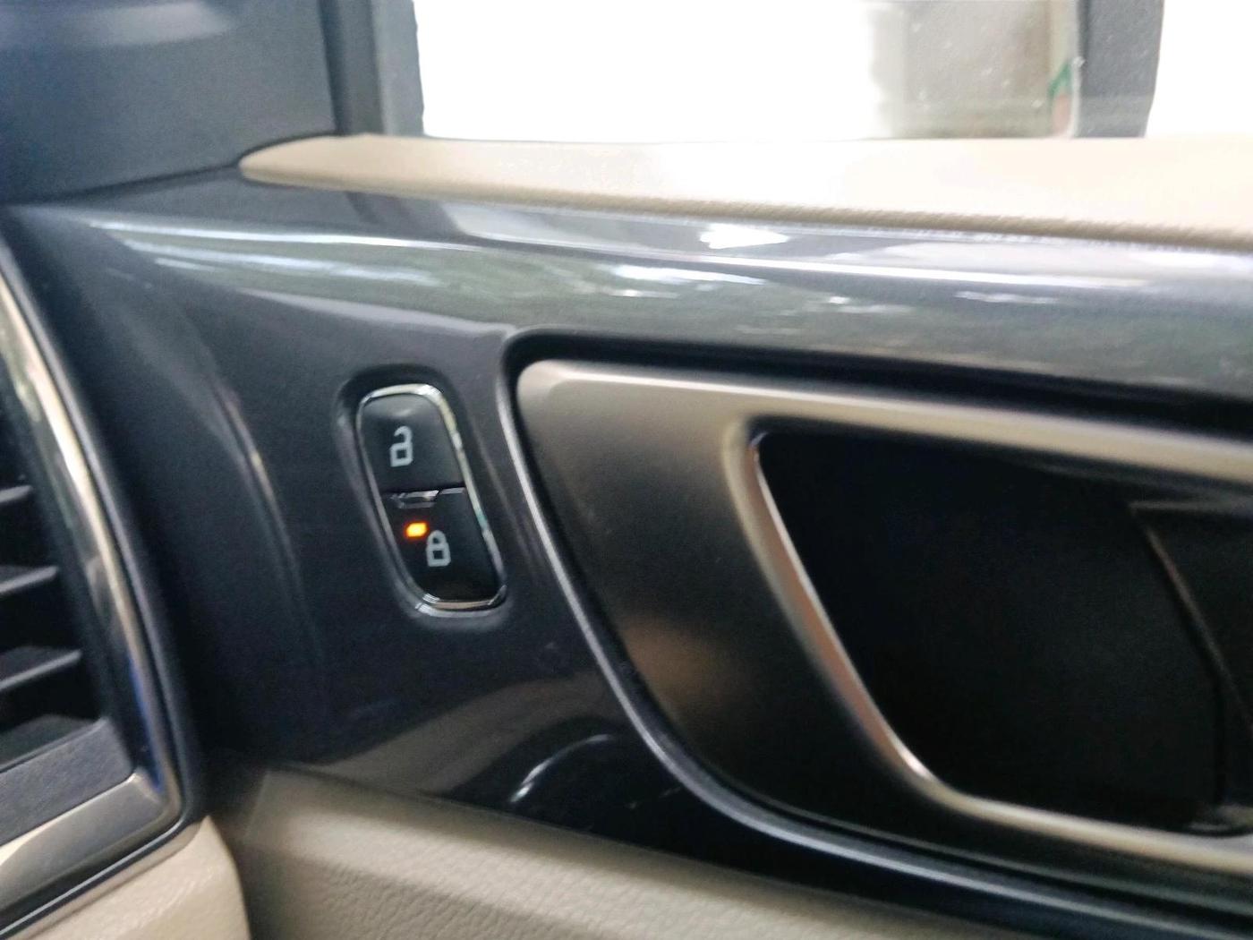 2018 Ford Endeavour TITANIUM 3.2 4X4 AT, Diesel, Automatic, 1,14,505 km, interior