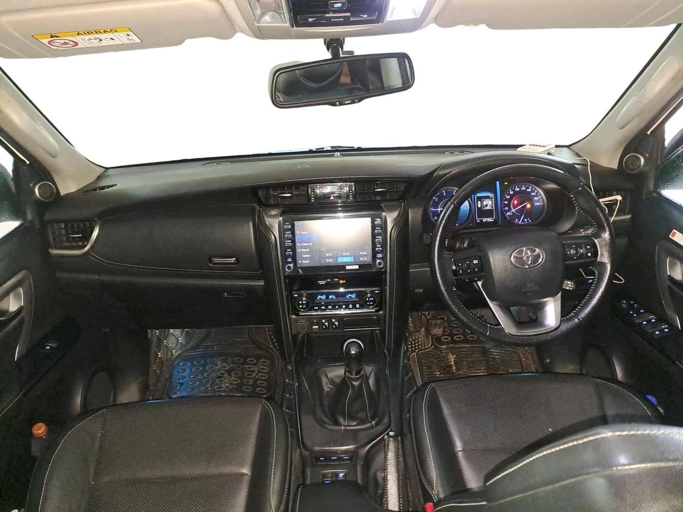 2022 Toyota Fortuner 4X2 MT 2.8 DIESEL, Diesel, Manual, 67,163 km, interior