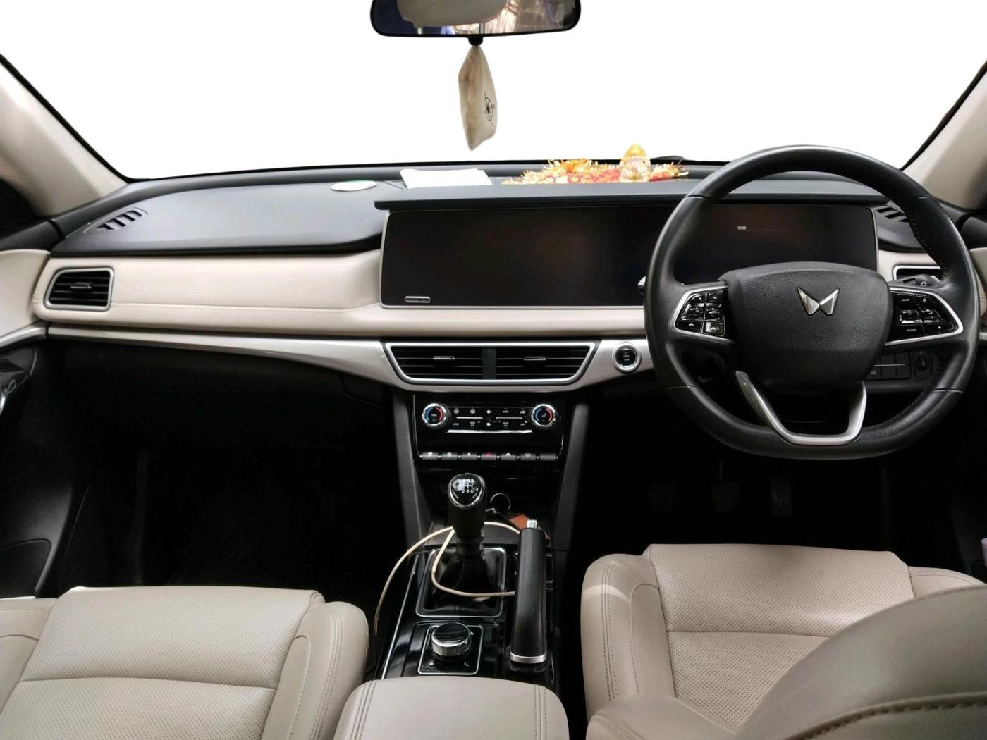 2024 Mahindra XUV700 AX 7 P MT 7 STR, Petrol, Manual, 55,113 km, interior