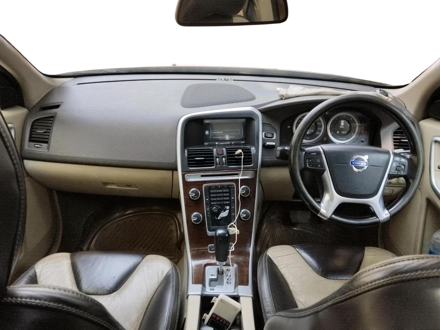 2011 Volvo XC 60 D5 AWD AT, Diesel, Automatic, 1,73,500 km, interior