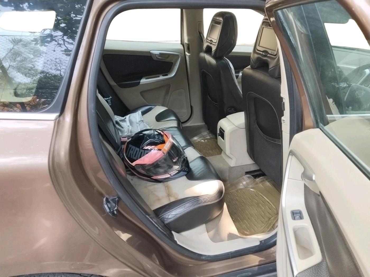 2011 Volvo XC 60 D5 AWD AT, Diesel, Automatic, 1,73,500 km, interior