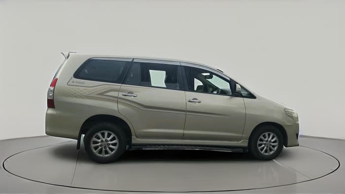 2013 Toyota Innova 2.5 VX 8 STR, Diesel, Manual, 90,261 km, exterior