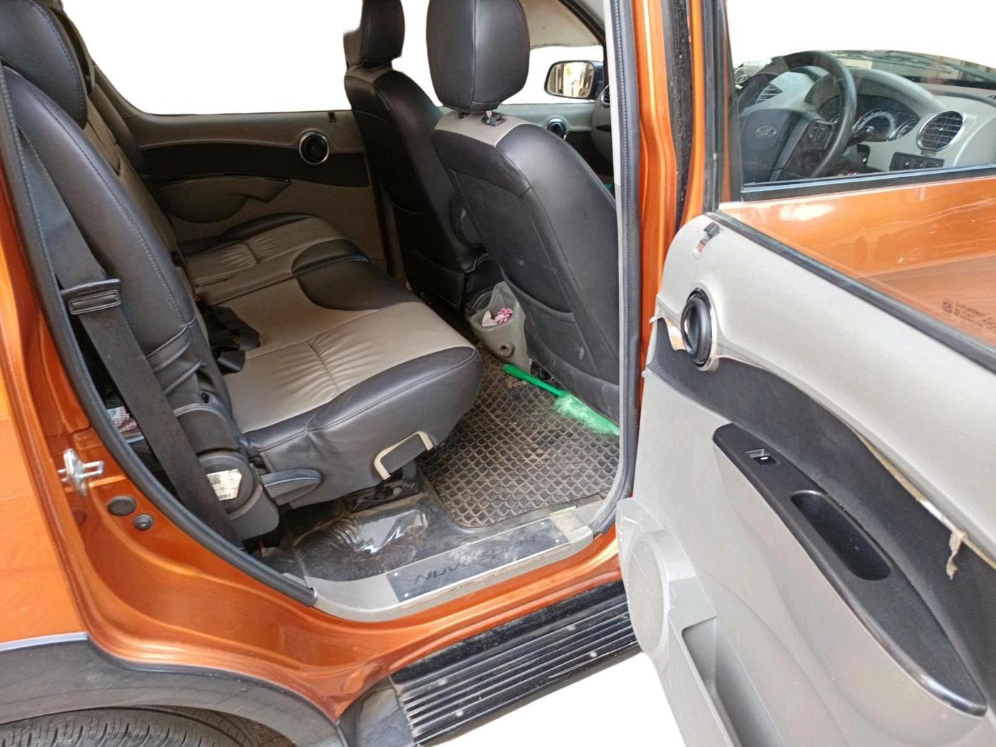 2016 Mahindra NUVOSPORT N8 AMT, Diesel, Automatic, 1,29,149 km, interior