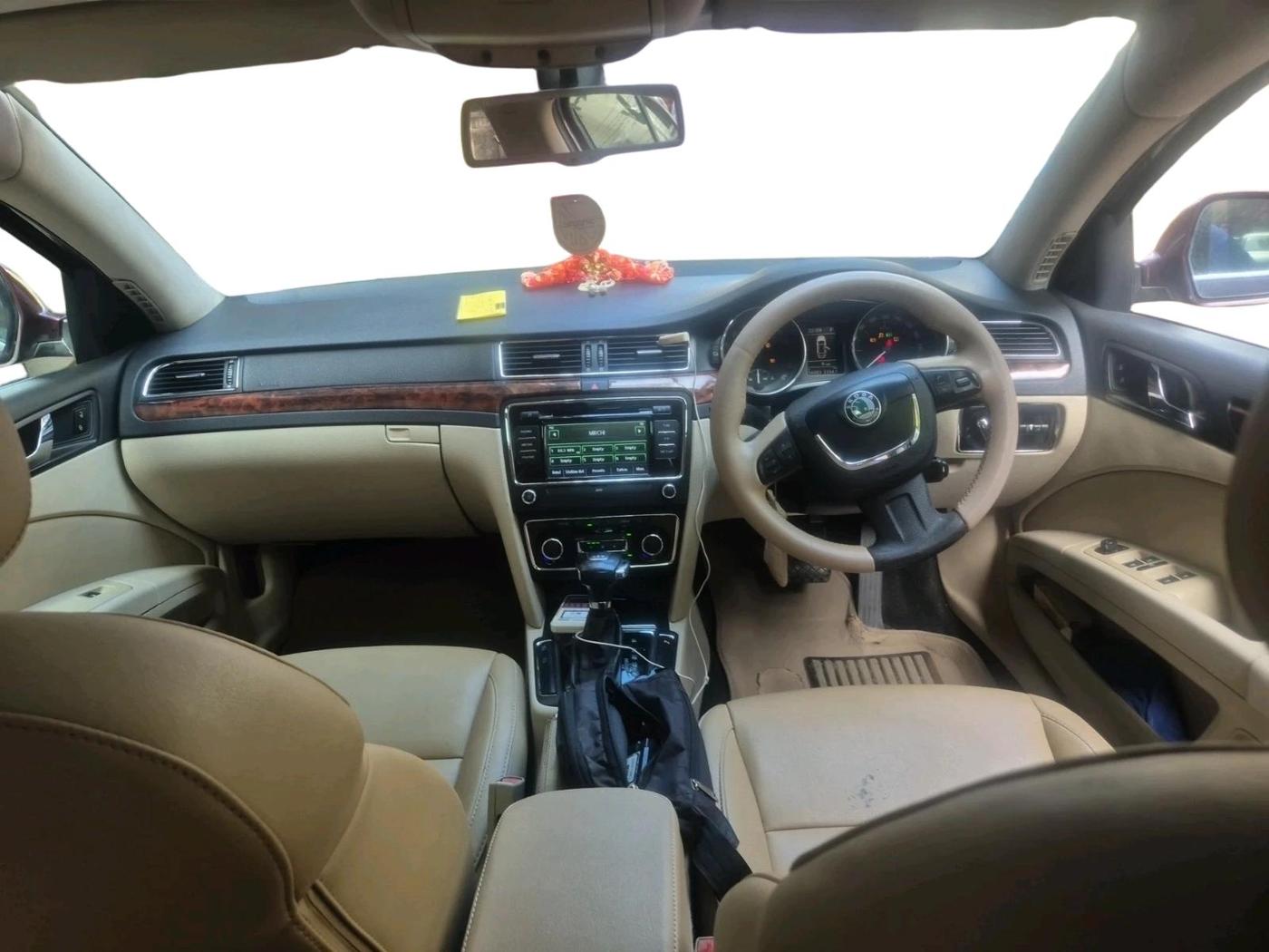 2011 Skoda Superb ELEGANCE 2.0 TDI CR AT, Diesel, Automatic, 1,56,883 km, interior