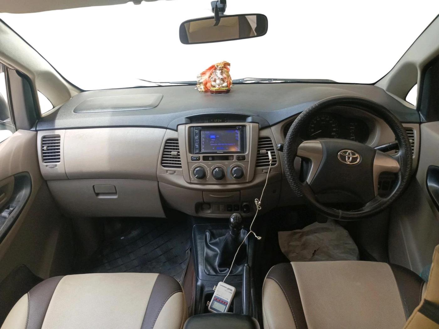 2015 Toyota Innova 2.5 GX 7 STR, Diesel, Manual, 1,40,000 km, interior