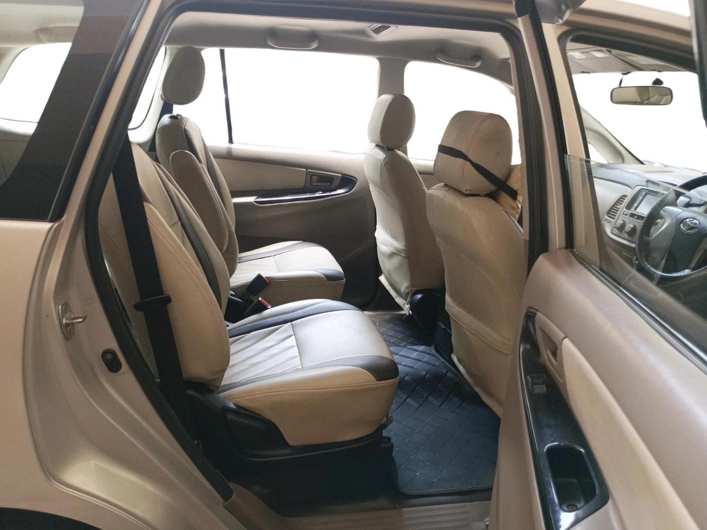 2015 Toyota Innova 2.5 GX 7 STR, Diesel, Manual, 1,40,000 km, interior