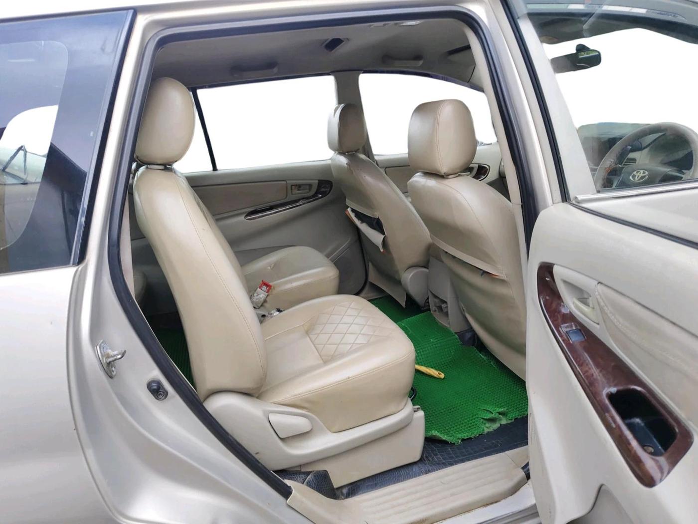 2012 Toyota Innova 2.5 G 7 STR, Diesel, Manual, 2,12,820 km, interior