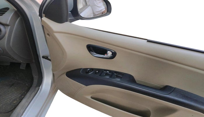 2013 Hyundai i10 SPORTZ 1.2 AT, CNG, Automatic, 65,300 km, interior