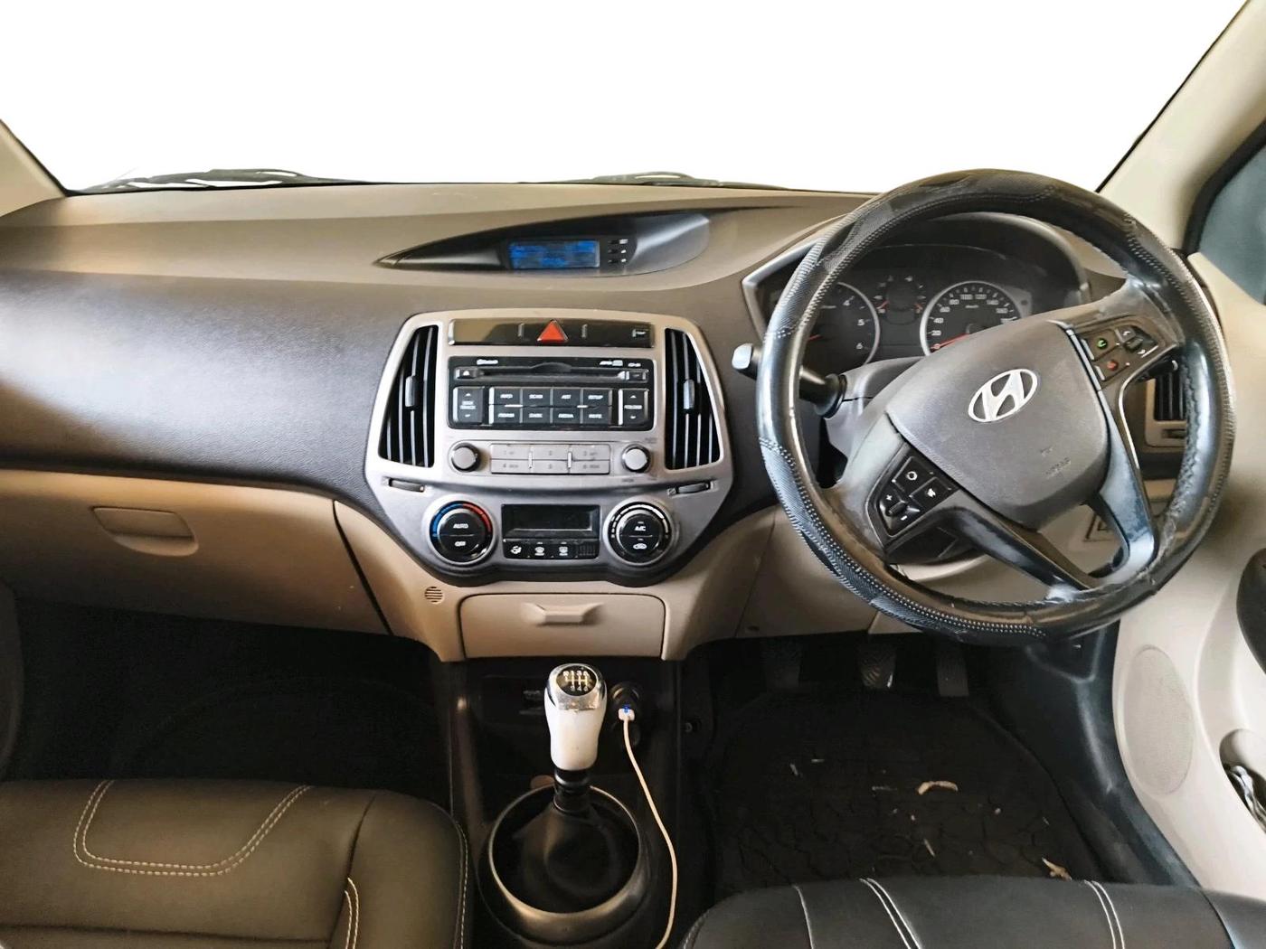 2013 Hyundai i20 SPORTZ 1.4 CRDI, Diesel, Manual, 2,92,953 km, interior