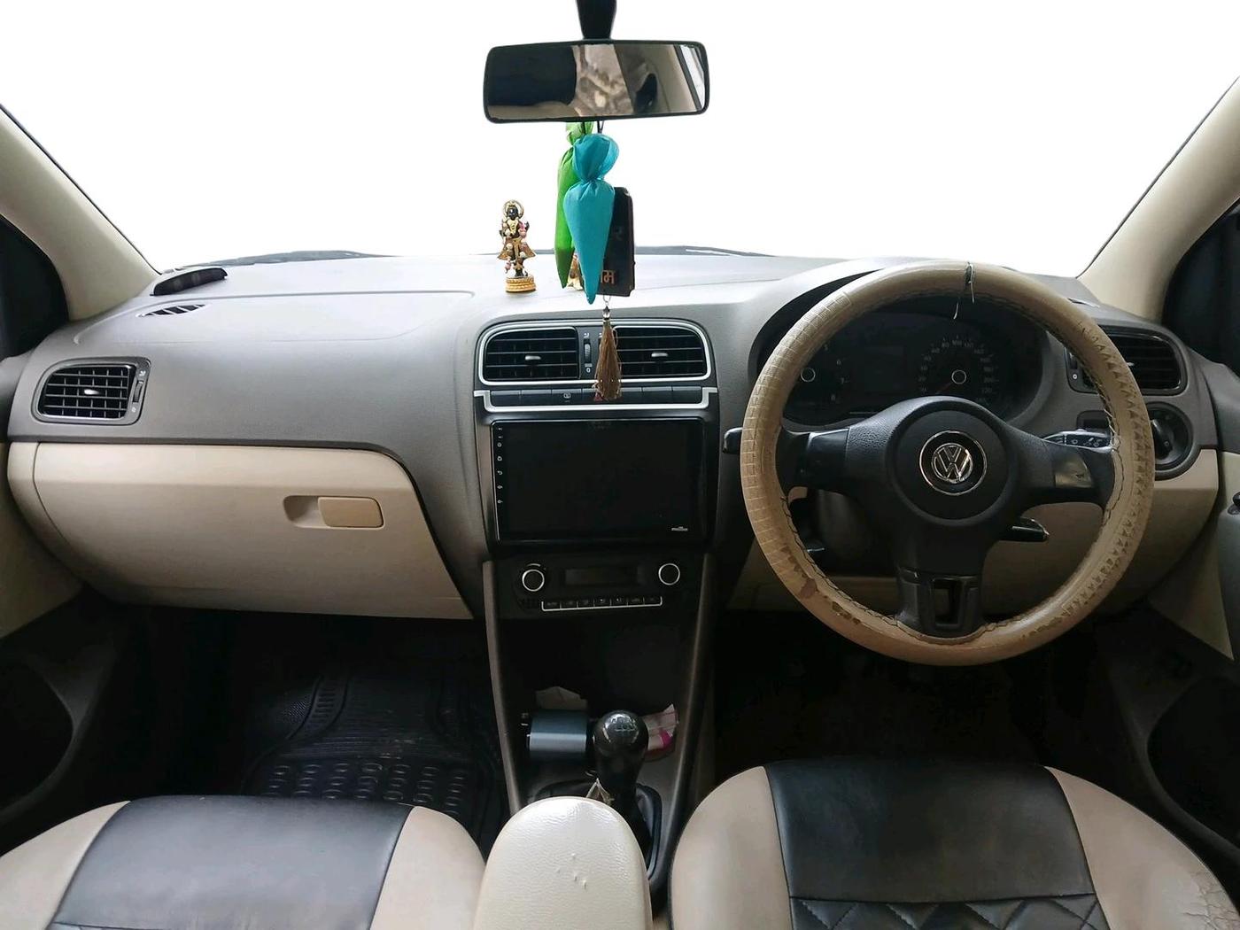 2013 Volkswagen Vento COMFORTLINE 1.6, Petrol, Manual, 1,46,482 km, interior