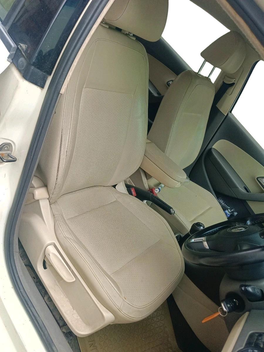 2013 Volkswagen Vento HIGHLINE 1.6 MPI, Petrol, Manual, 62,983 km, interior