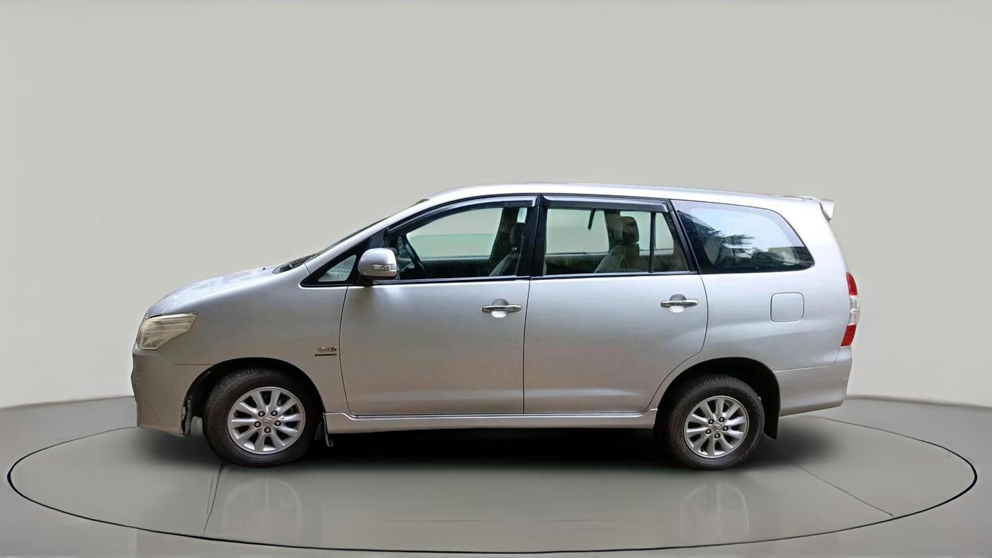 2014 Toyota Innova 2.5 ZX 7 STR, Diesel, Manual, 1,54,687 km, exterior