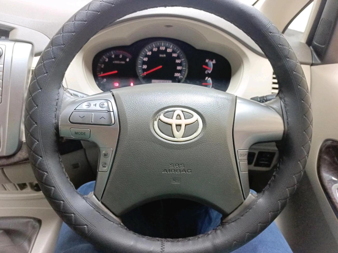 2014 Toyota Innova 2.5 ZX 7 STR, Diesel, Manual, 1,54,687 km, interior