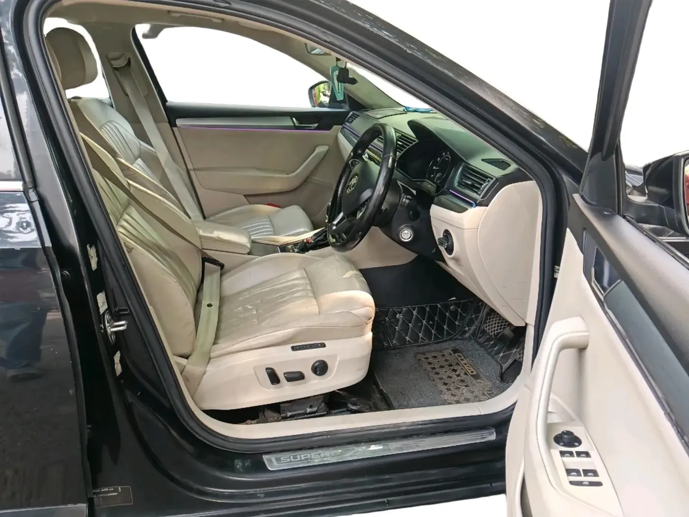 2016 Skoda Superb STYLE 1.8 TSI AT, Petrol, Automatic, 1,13,924 km, interior