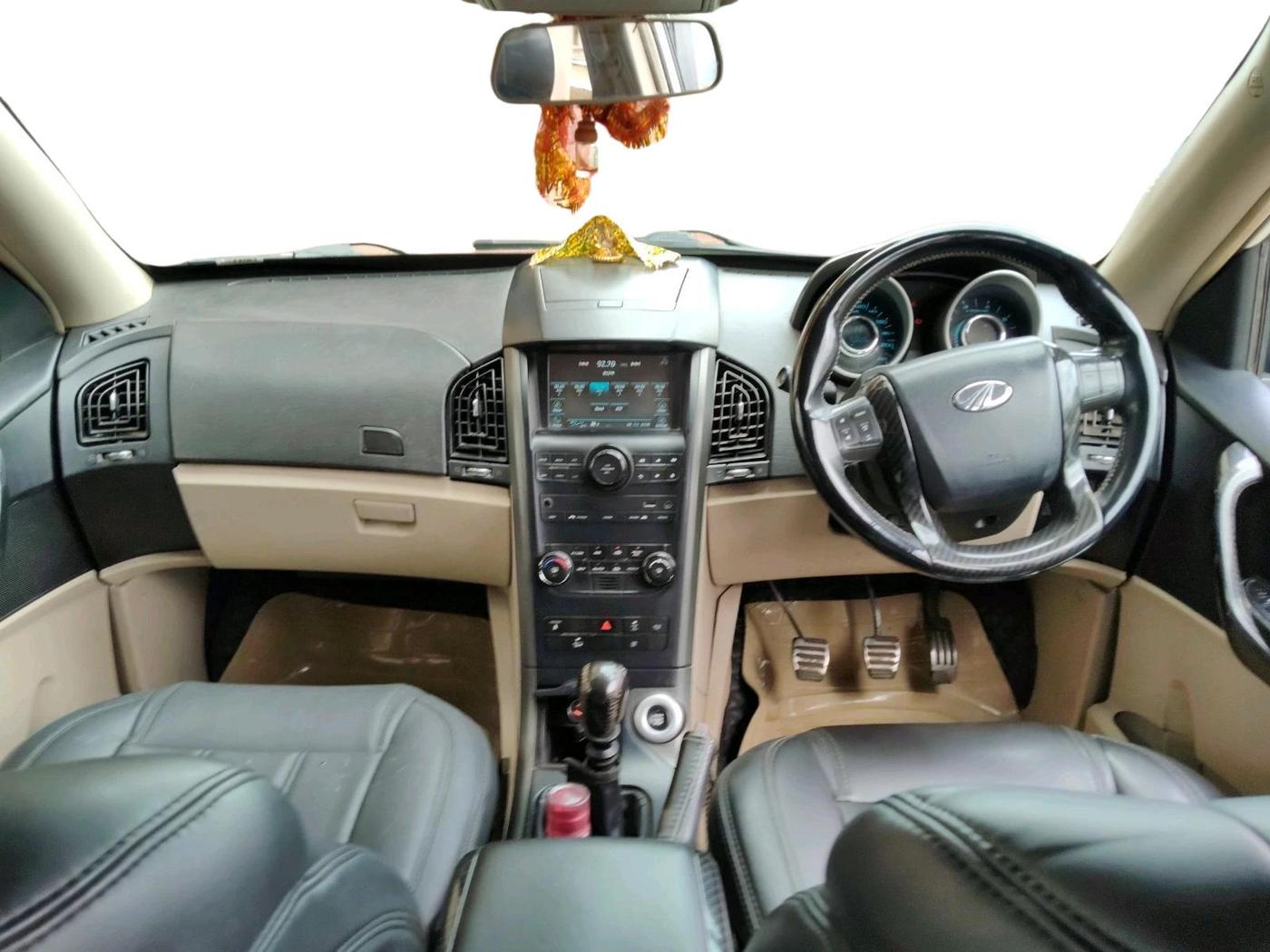 2015 Mahindra XUV500 W10, Diesel, Manual, 1,50,606 km, interior