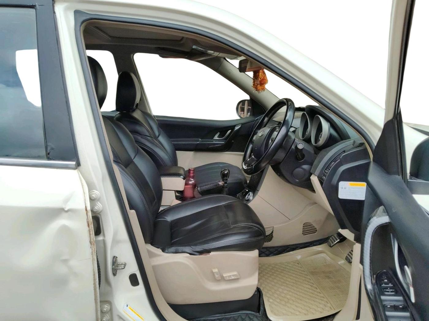 2015 Mahindra XUV500 W10, Diesel, Manual, 1,50,606 km, interior