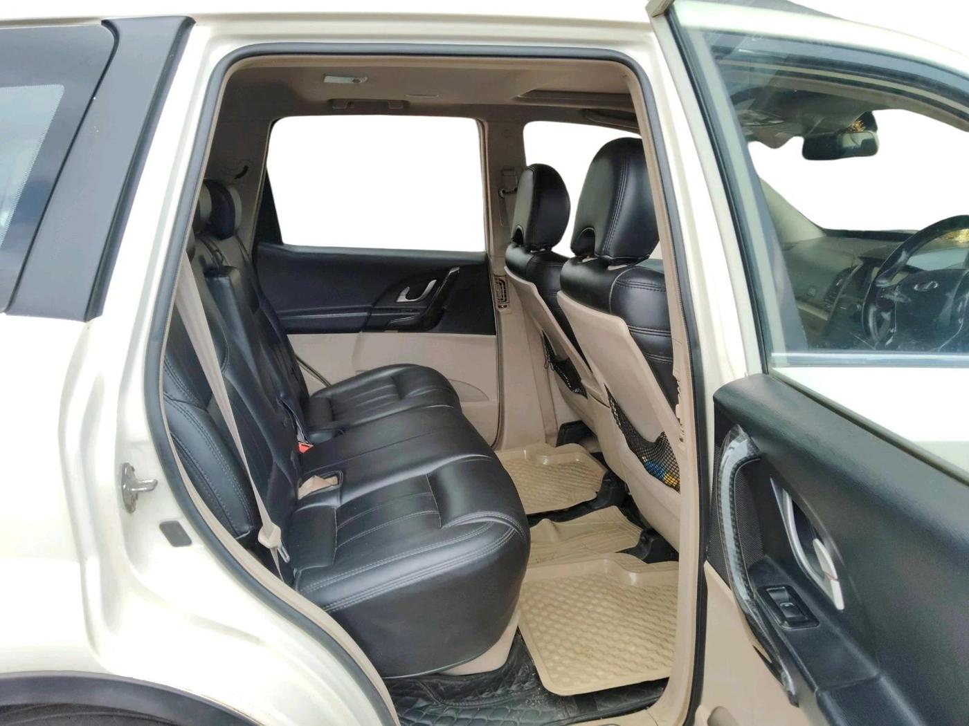 2015 Mahindra XUV500 W10, Diesel, Manual, 1,50,606 km, interior