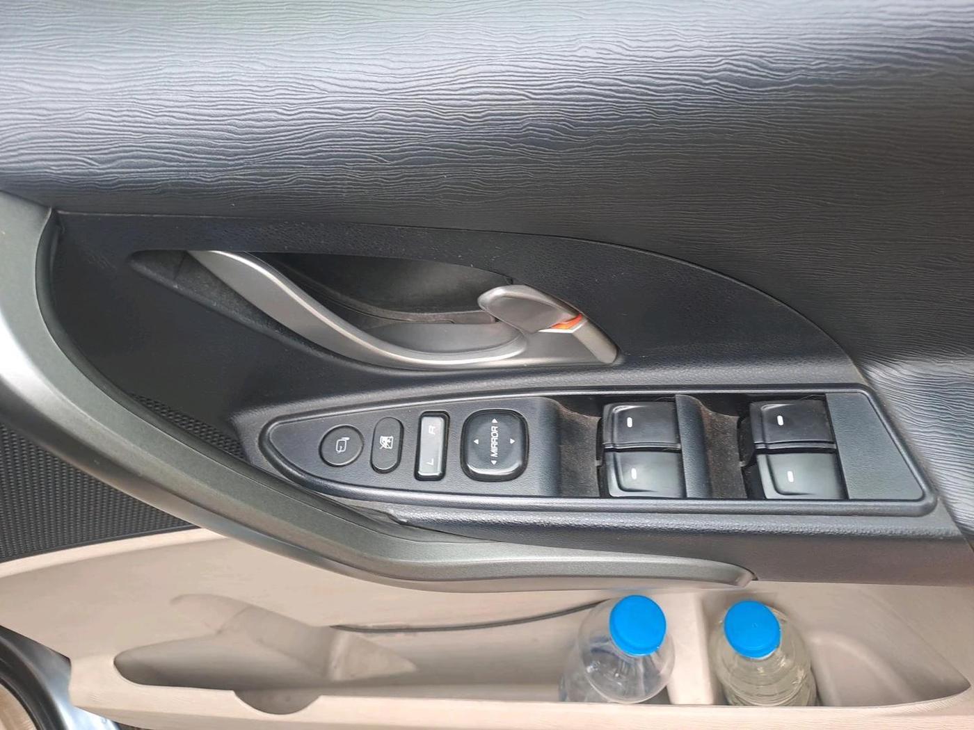 2015 Mahindra XUV500 W10, Diesel, Manual, 59,236 km, interior
