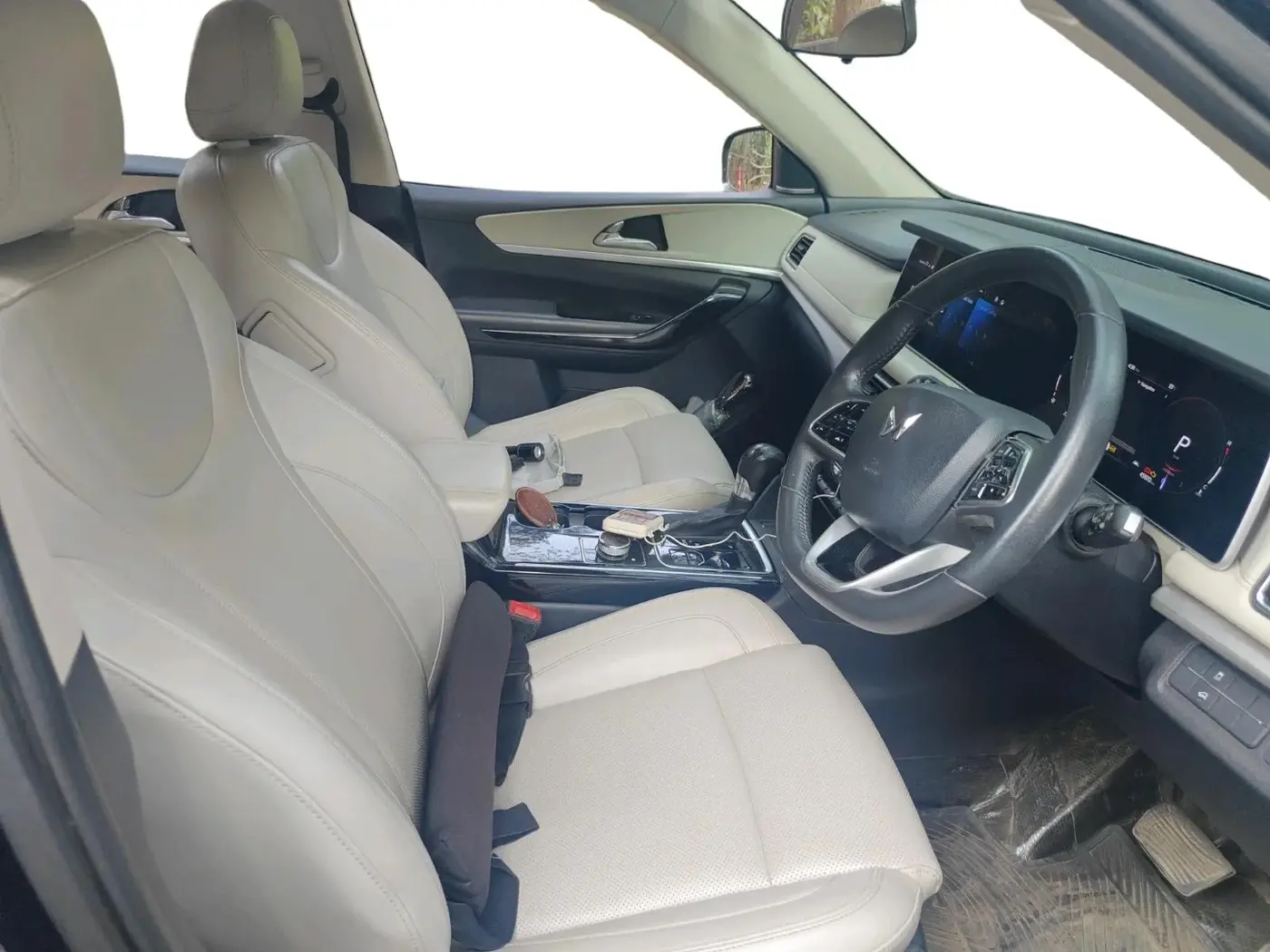 2021 Mahindra XUV700 AX 7 LUXURY P AT 7 STR, Petrol, Automatic, 45,870 km, interior