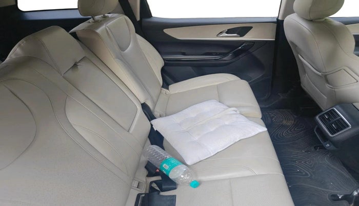 2021 Mahindra XUV700 AX 7 LUXURY P AT 7 STR, Petrol, Automatic, 45,870 km, interior