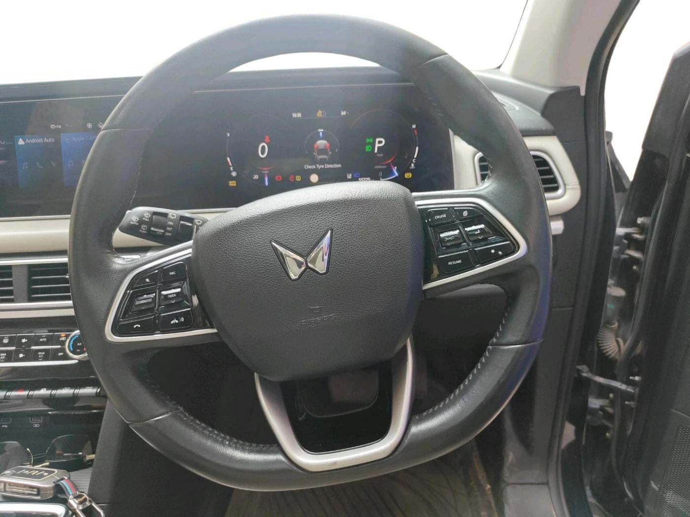 2022 Mahindra XUV700 AX 7 LUXURY D AT 7 STR, Diesel, Automatic, 55,725 km, interior