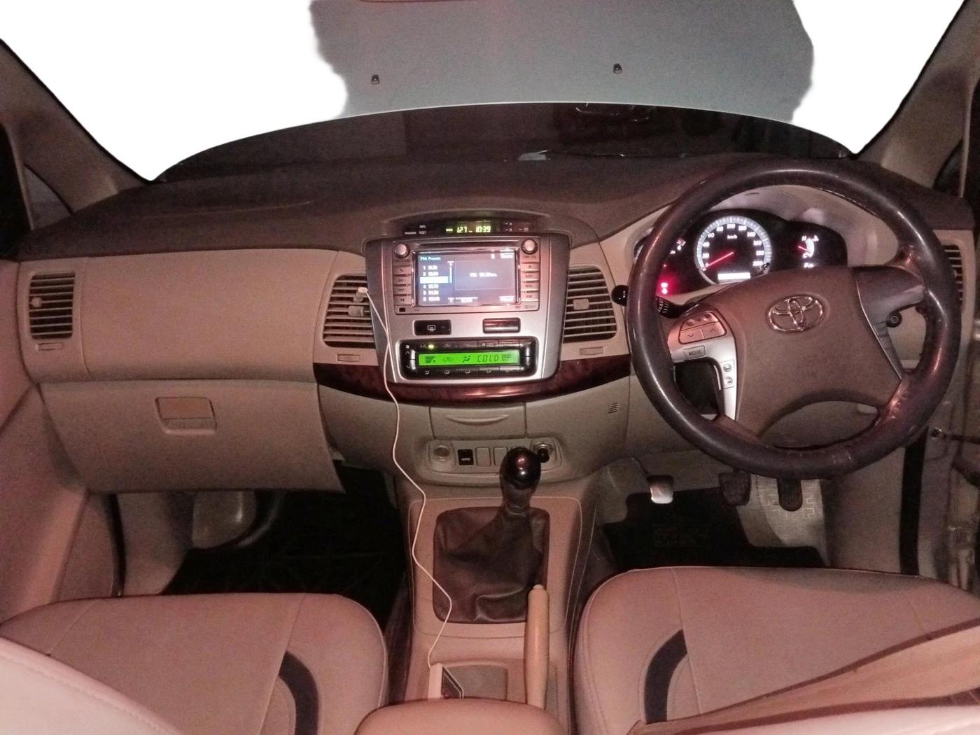 2014 Toyota Innova 2.5 VX 8 STR, Diesel, Manual, 2,33,916 km, interior
