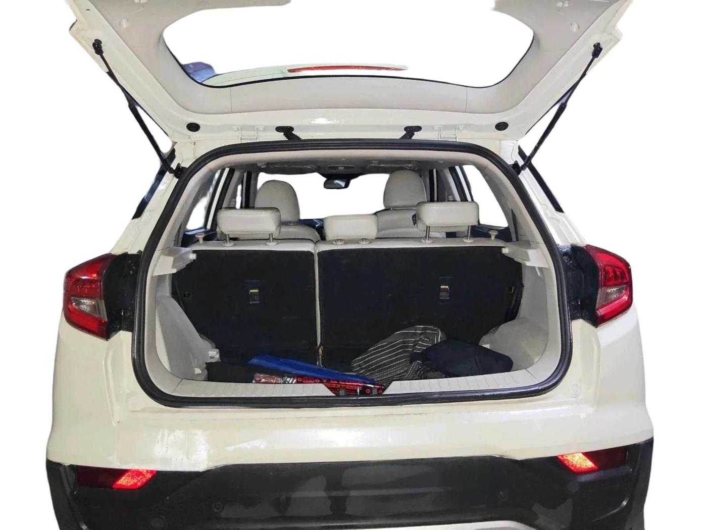 2023 Mahindra XUV300 W8 (O) 1.5 DIESEL AMT, Diesel, Automatic, 1,22,482 km, exterior
