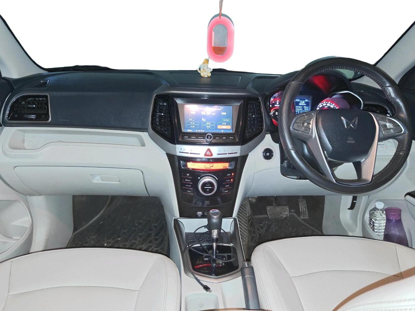 2023 Mahindra XUV300 W8 (O) 1.5 DIESEL AMT, Diesel, Automatic, 1,22,482 km, interior