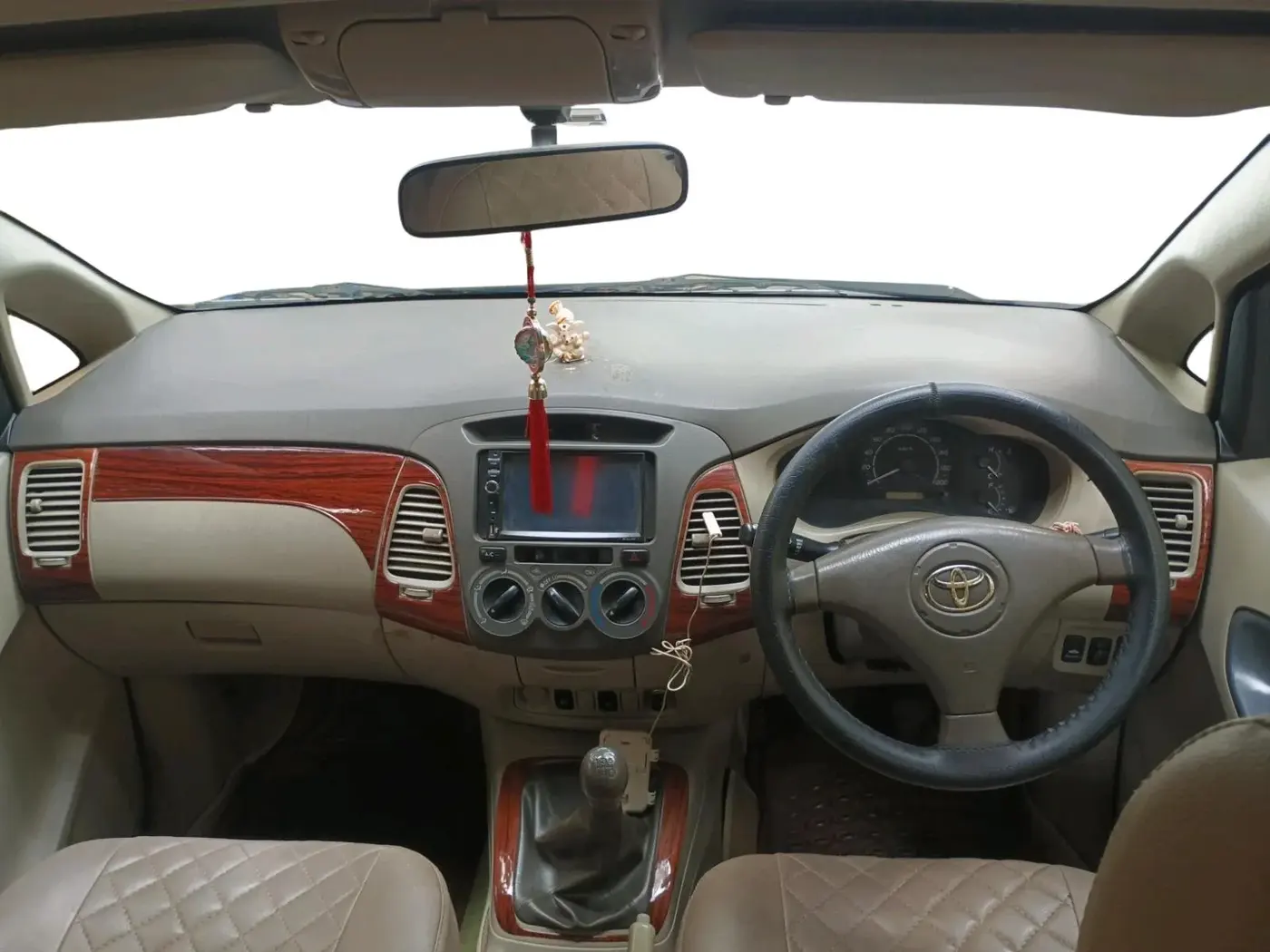 2011 Toyota Innova 2.5 G4 8 STR, Diesel, Manual, 2,20,784 km, interior