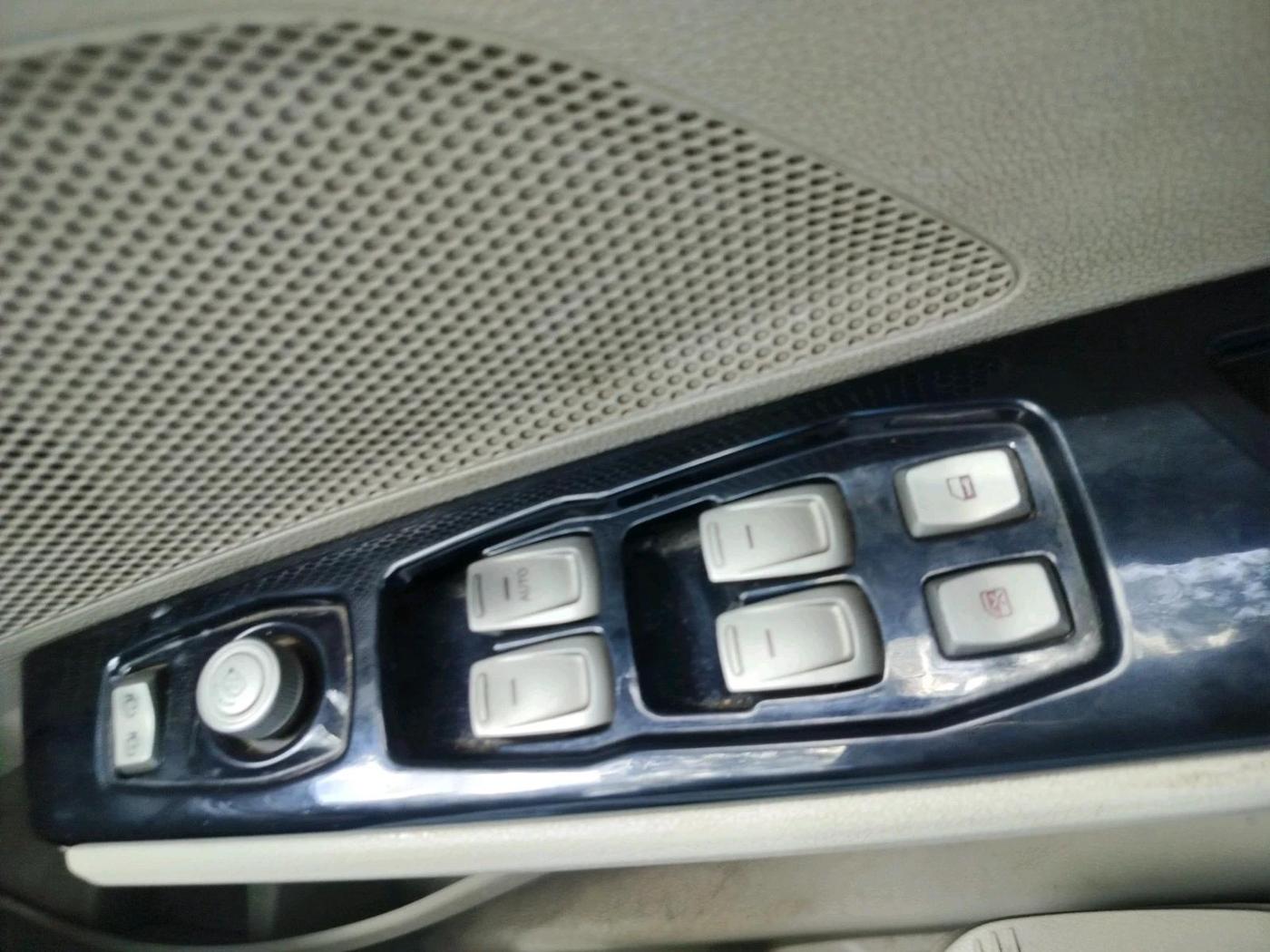 2019 Mahindra XUV300 W8 (O) 1.5 DIESEL AMT, Diesel, Automatic, 79,324 km, interior
