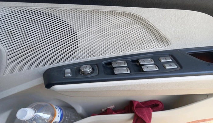 2022 Mahindra XUV300 W6 1.2 PETROL, Petrol, Manual, 56,285 km, interior