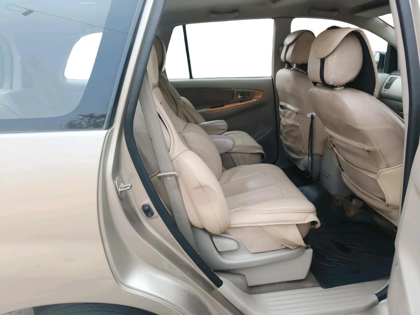 2009 Toyota Innova V 2.5 7 STR, Diesel, Manual, 2,27,043 km, interior