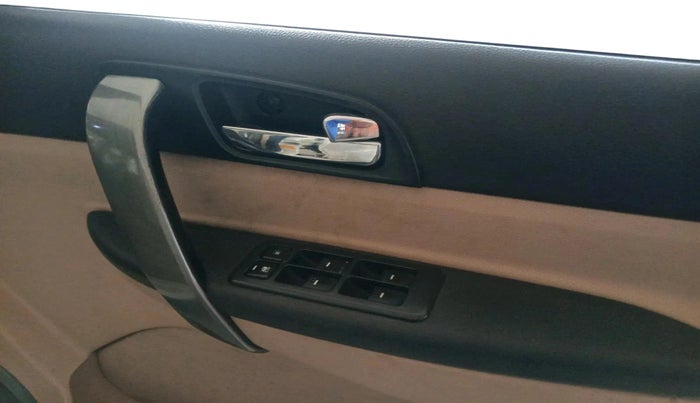 2014 Tata Safari Storme 2.2 EX 4X2, Diesel, Manual, 1,43,776 km, interior