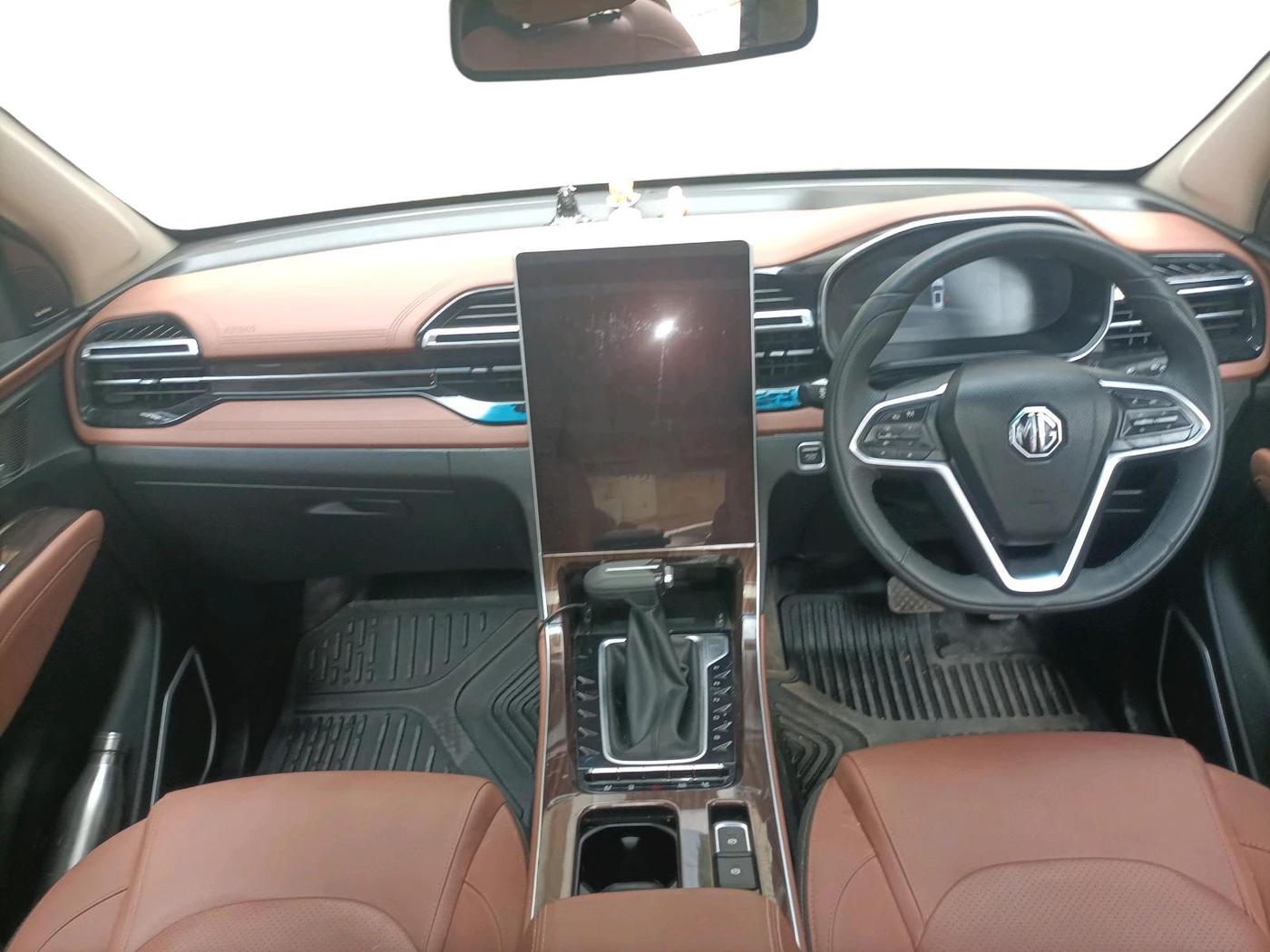 2025 MG HECTOR PLUS SAVVY PRO 1.5 TURBO CVT 6 STR, Petrol, Automatic, 11,072 km, interior