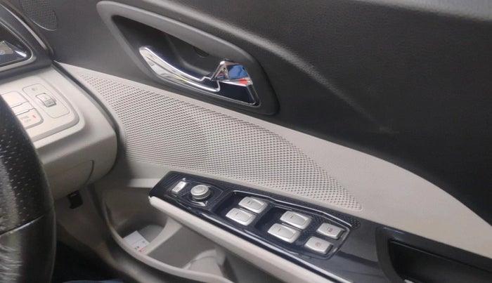 2022 Mahindra XUV300 W8 (O) 1.5 DIESEL AMT, Diesel, Automatic, 71,162 km, interior