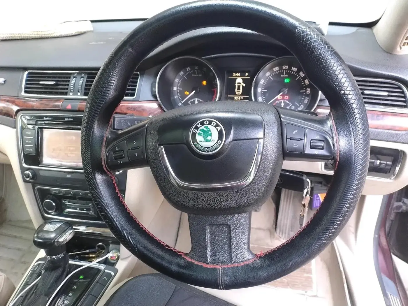 2011 Skoda Superb ELEGANCE 2.0 TDI CR AT, Diesel, Automatic, 1,30,500 km, interior