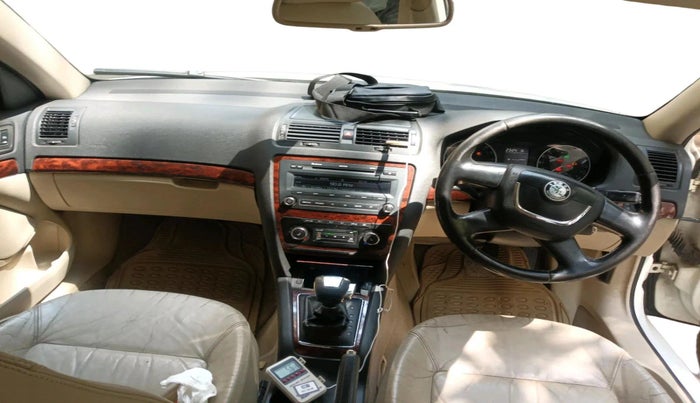 2010 Skoda Laura AMBIENTE 1.9 TDI AT, Diesel, Automatic, 1,13,763 km, interior