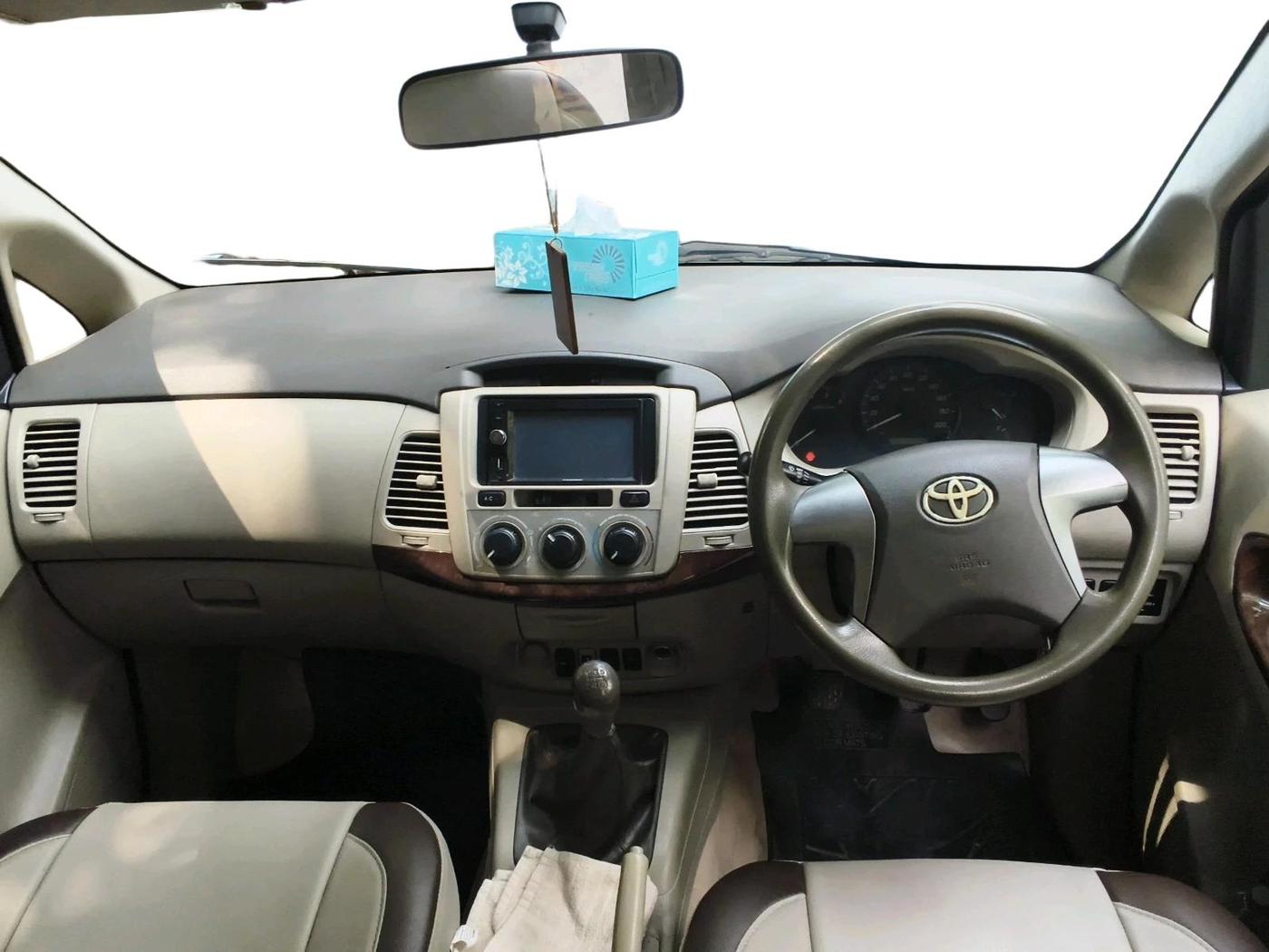 2014 Toyota Innova 2.5 G 8 STR, Diesel, Manual, 1,61,090 km, interior