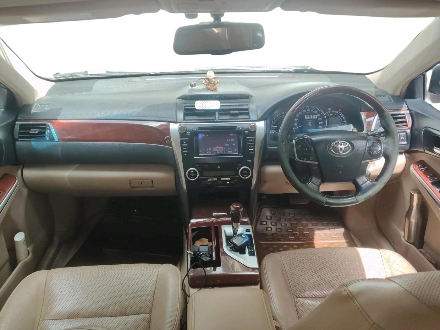 2014 Toyota Camry 2.5L AT, Petrol, Automatic, 1,13,050 km, interior