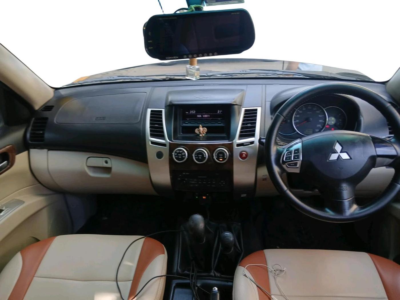 2012 Mitsubishi Pajero Sport 2.5 MT 4X4, Diesel, Manual, 1,33,417 km, interior