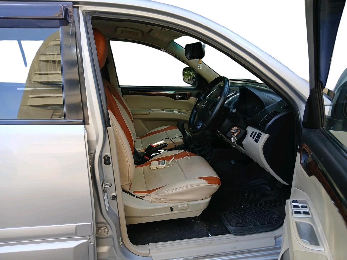 2012 Mitsubishi Pajero Sport 2.5 MT 4X4, Diesel, Manual, 1,33,417 km, interior
