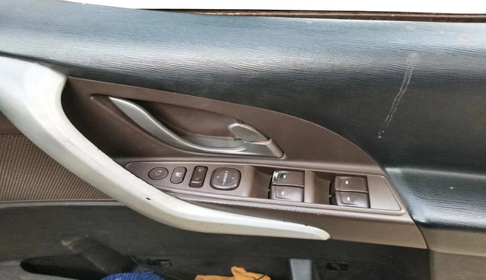 2012 Mahindra XUV500 W8, Diesel, Manual, 1,19,657 km, interior