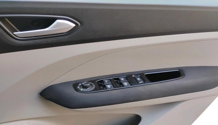 2020 Renault TRIBER RXZ AMT, Petrol, Automatic, 40,508 km, interior