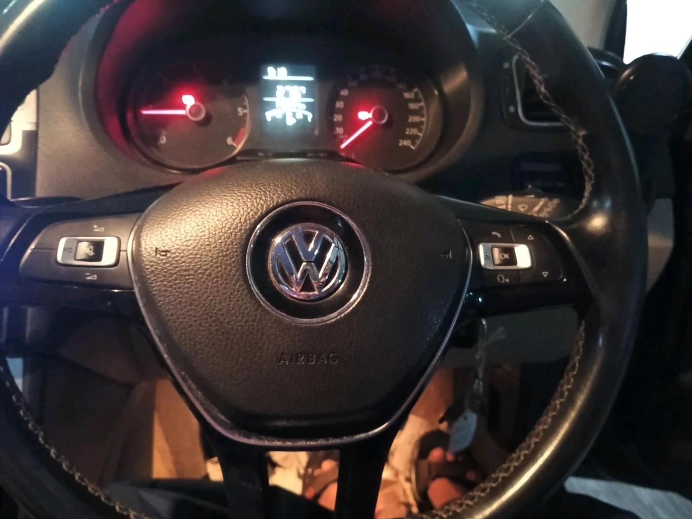 2014 Volkswagen Polo HIGHLINE1.5L, Diesel, Manual, 1,42,844 km, interior