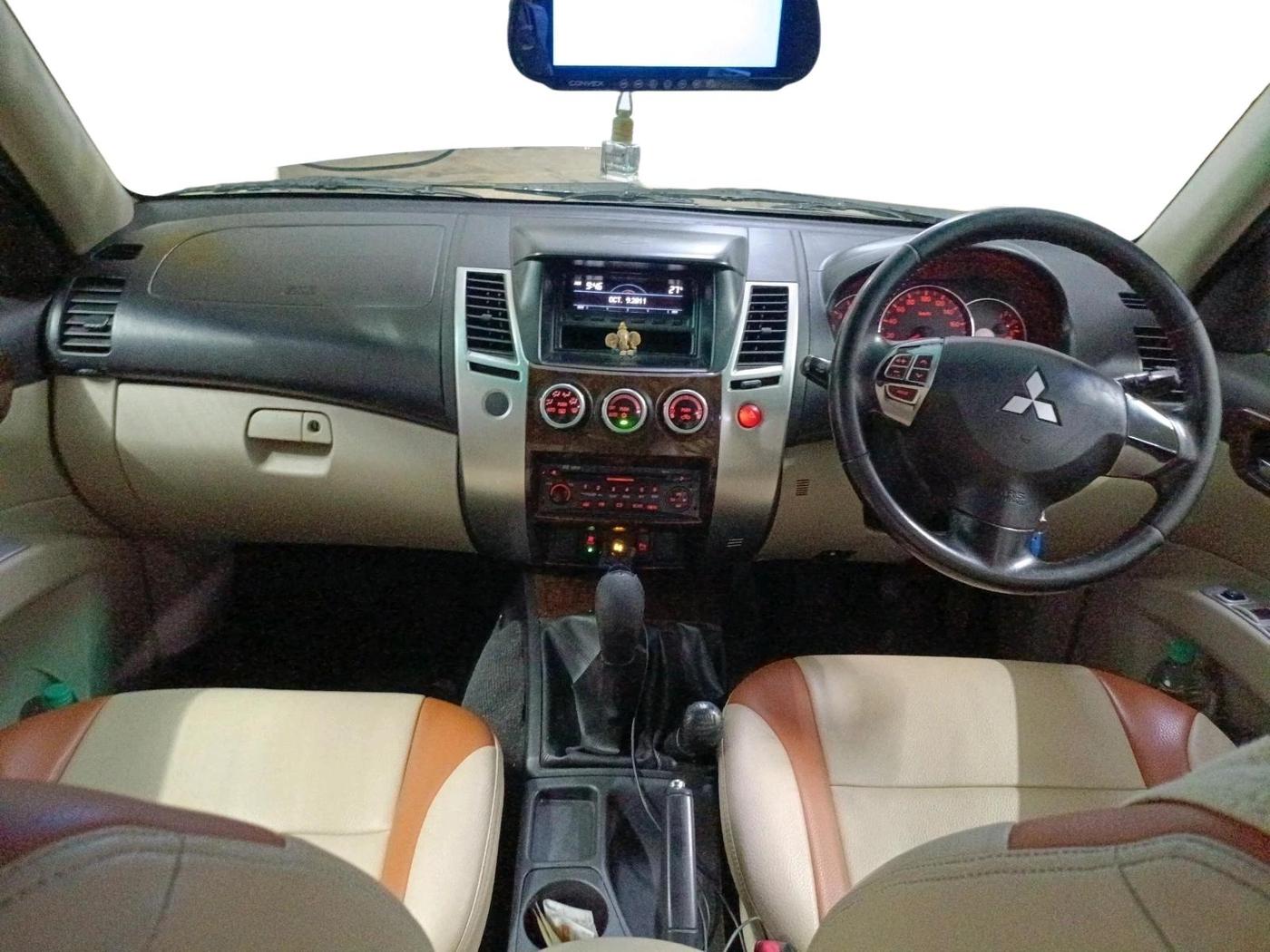 2012 Mitsubishi Pajero Sport 2.5 MT 4X4, Diesel, Manual, 1,34,789 km, interior