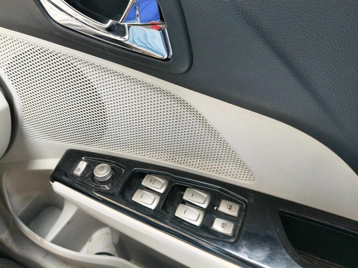 2022 Mahindra XUV300 W8 (O) 1.5 DIESEL, Diesel, Manual, 37,819 km, interior