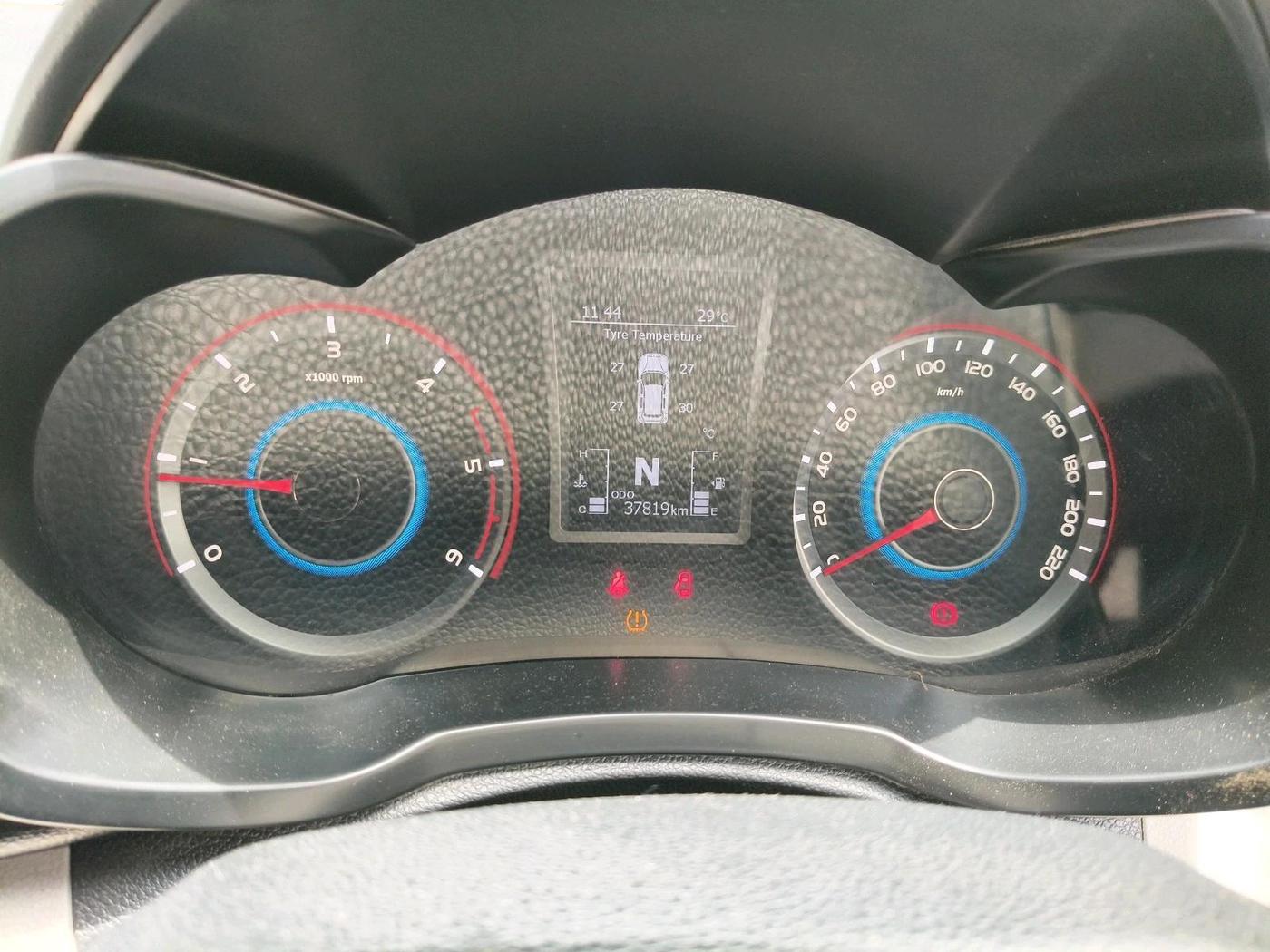 2022 Mahindra XUV300 W8 (O) 1.5 DIESEL, Diesel, Manual, 37,819 km, interior