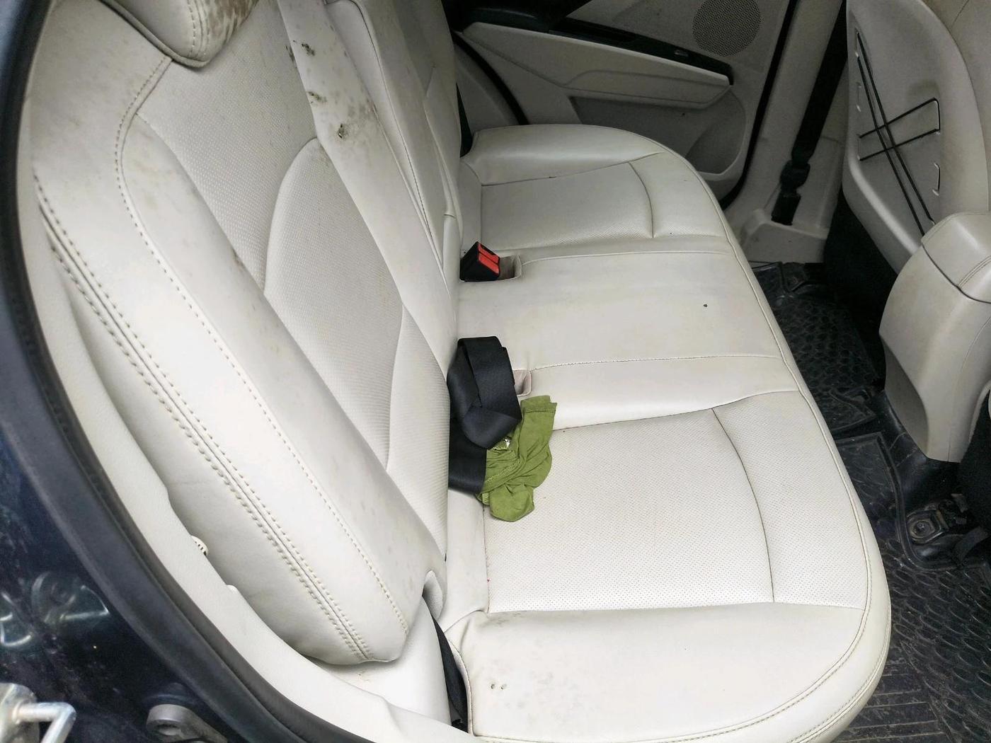 2022 Mahindra XUV300 W8 (O) 1.5 DIESEL, Diesel, Manual, 37,819 km, interior